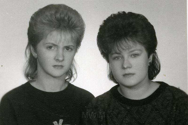 KKE 2397.jpg - Fot. Portret. Od prawej: Edyta Kołakowska z koleżanką Magdą, Olsztyn, 1988 r.
